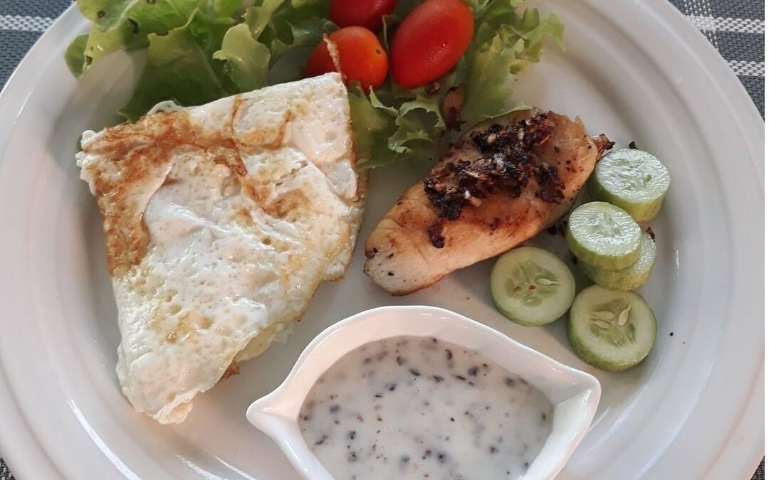 ไข่ขาวเจียวฟู กับอกไก่ทอดกระเทียมพริกไทยดำ